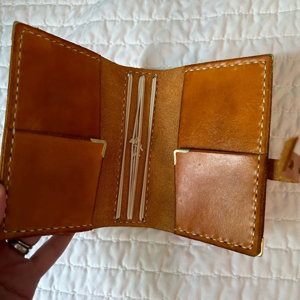 Pocket TN- brand new brown leather, silver hardware, embossed daisies:)